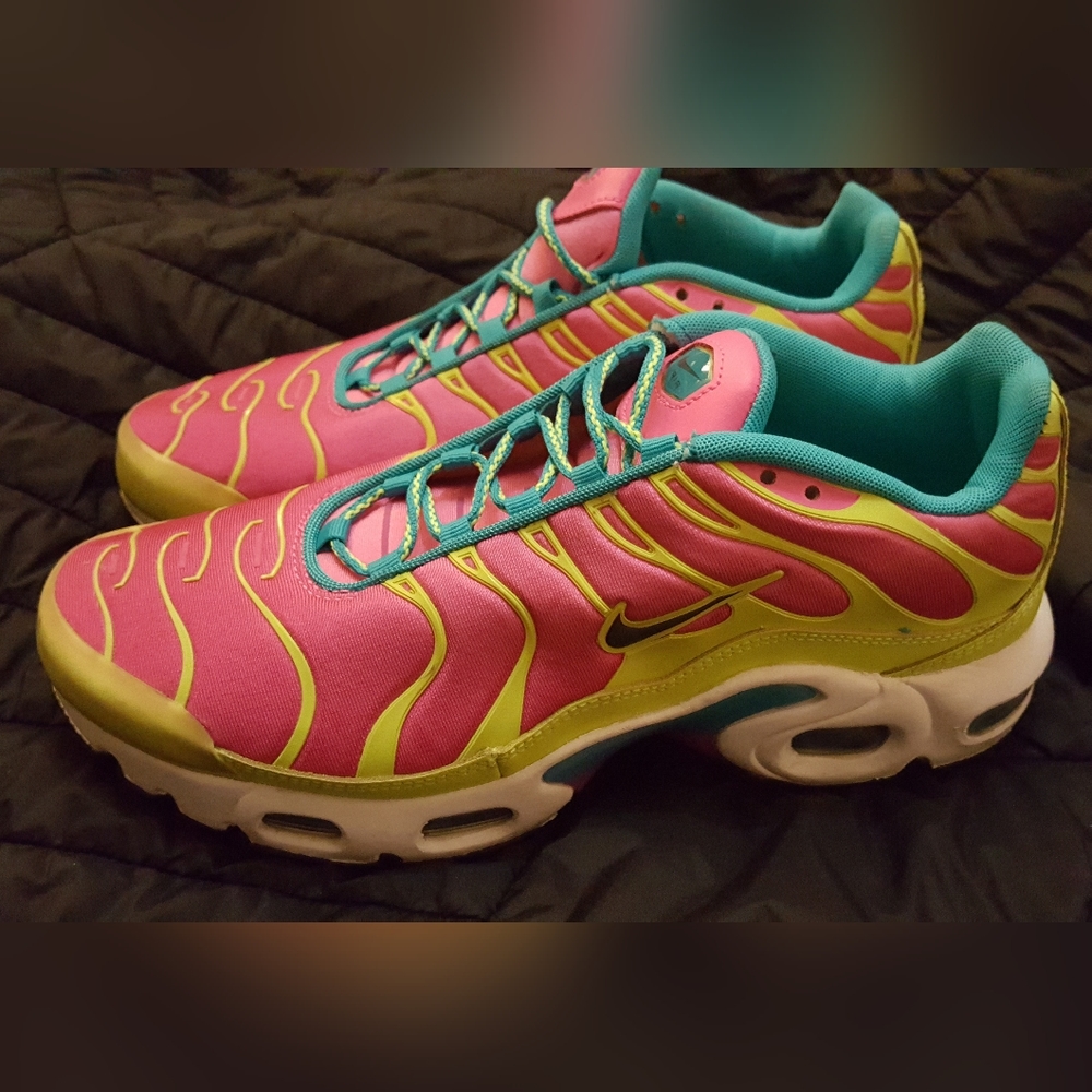 NIKE Air Max Plus GS Volt Pink Blast Shoes Size 7.5 Like New!